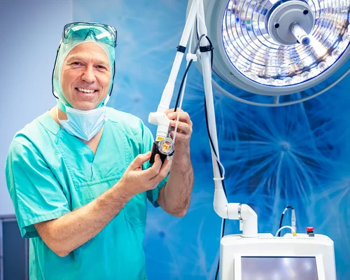 Prof. Dr. Clemens Tempfer mit dem CO2-Lasergerät