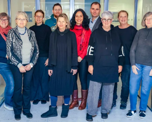 Daniel Matosin (4. v. r.), Heike Fischer (Mitte vorne) sowie Kristina Kühne (5. v. r.) und Birga Müller (1. v. l.)
